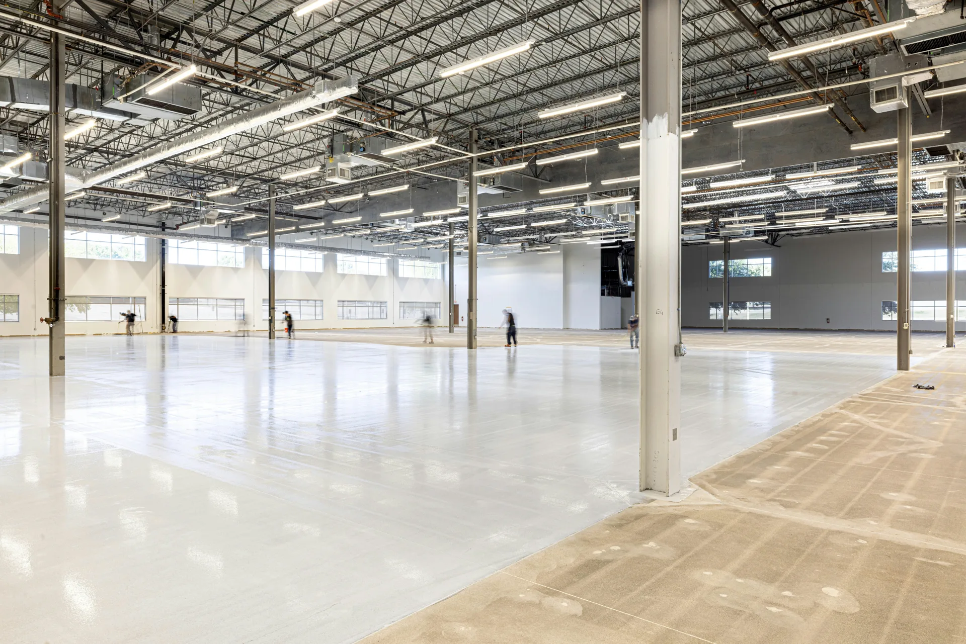 before and after of an epoxy garage floor coating in Detroit