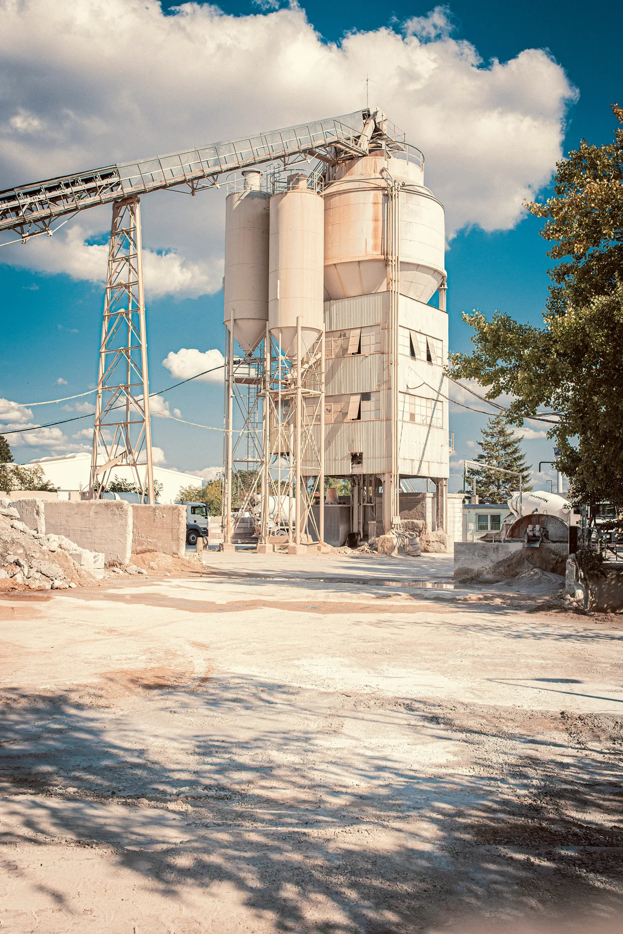 ready-mix batching plant silos serving Detroit